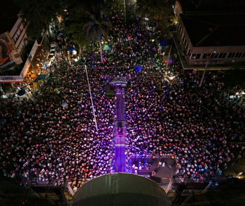 Exalta leva 7 mil pessoas para o centro da cidade