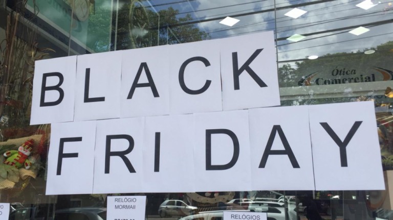 Comércio repleto de ofertas da Black Friday em Maringá