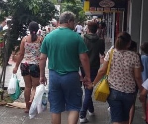 Comércio movimentado no último domingo antes do Natal