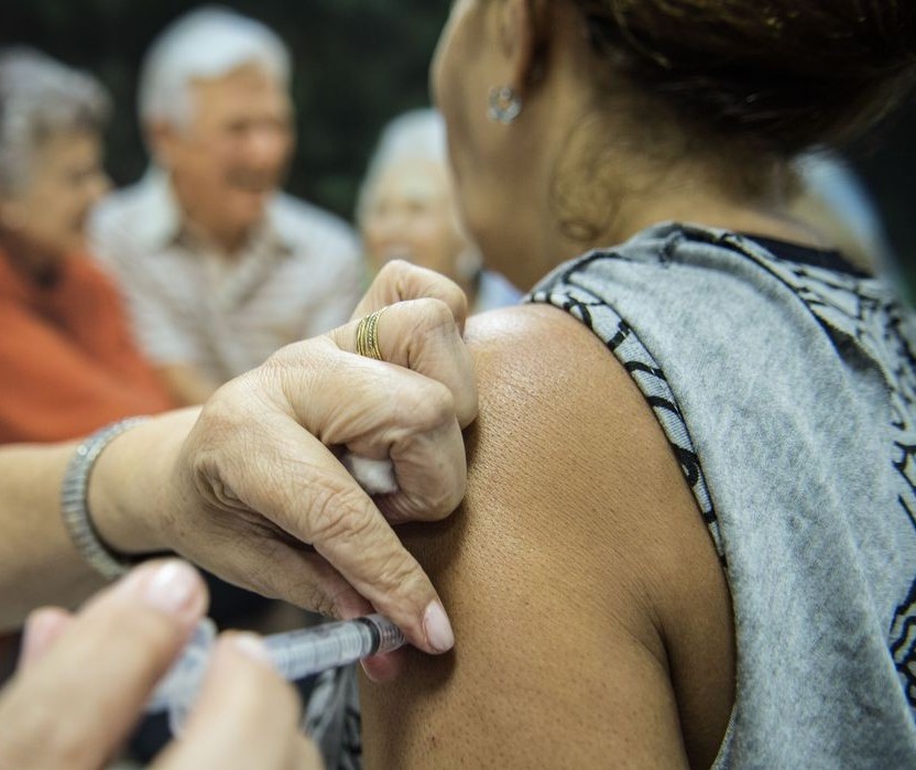 Novas doses de vacina contra a gripe serão para idosos a partir de 80 anos