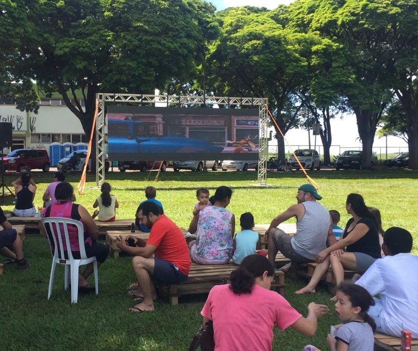 Arena família da Maringá FM recebe várias famílias 
