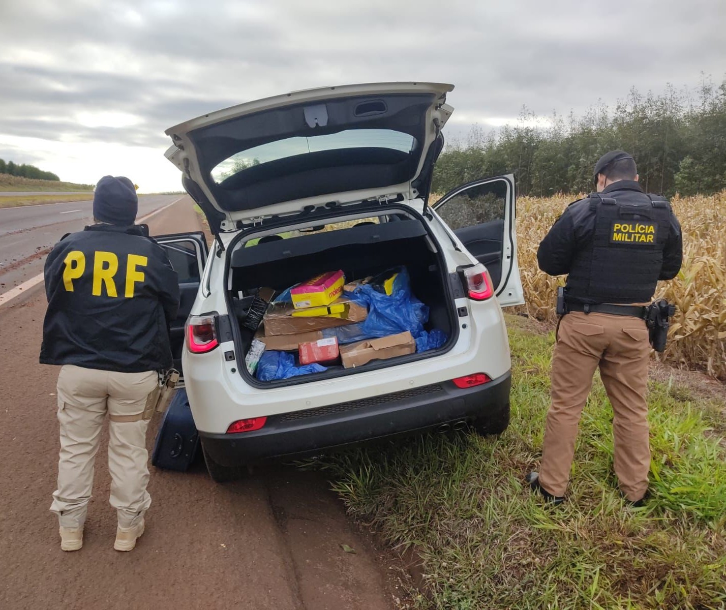 Polícia apreende veículo furtado com drogas e anabolizantes após perseguição