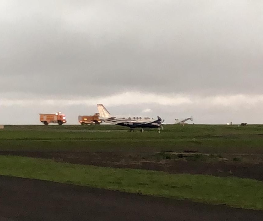 Ventos fortes tombam avião em Maringá