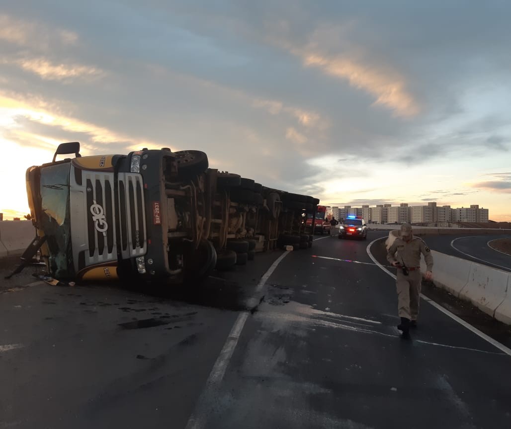 Local onde carreta tombou ainda não foi totalmente liberado