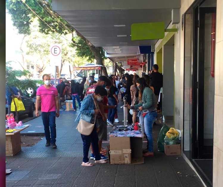 Véspera de Dia das Mães movimenta comércio em Maringá