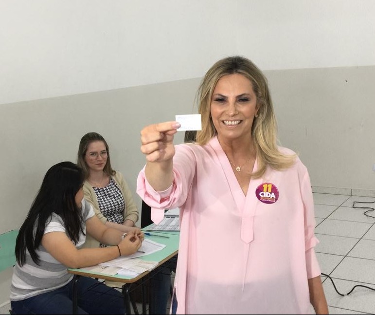 Governadora Cida Borghetti vota no colégio Regina Mundi, em Maringá