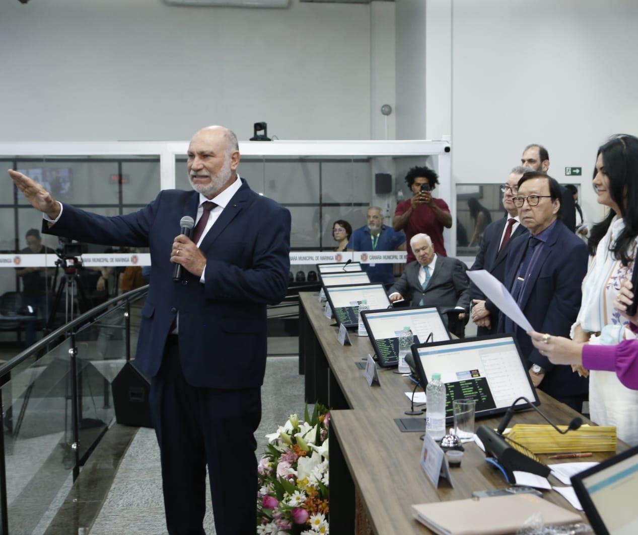 Professor Pacífico assume cadeira na Câmara Municipal de Maringá