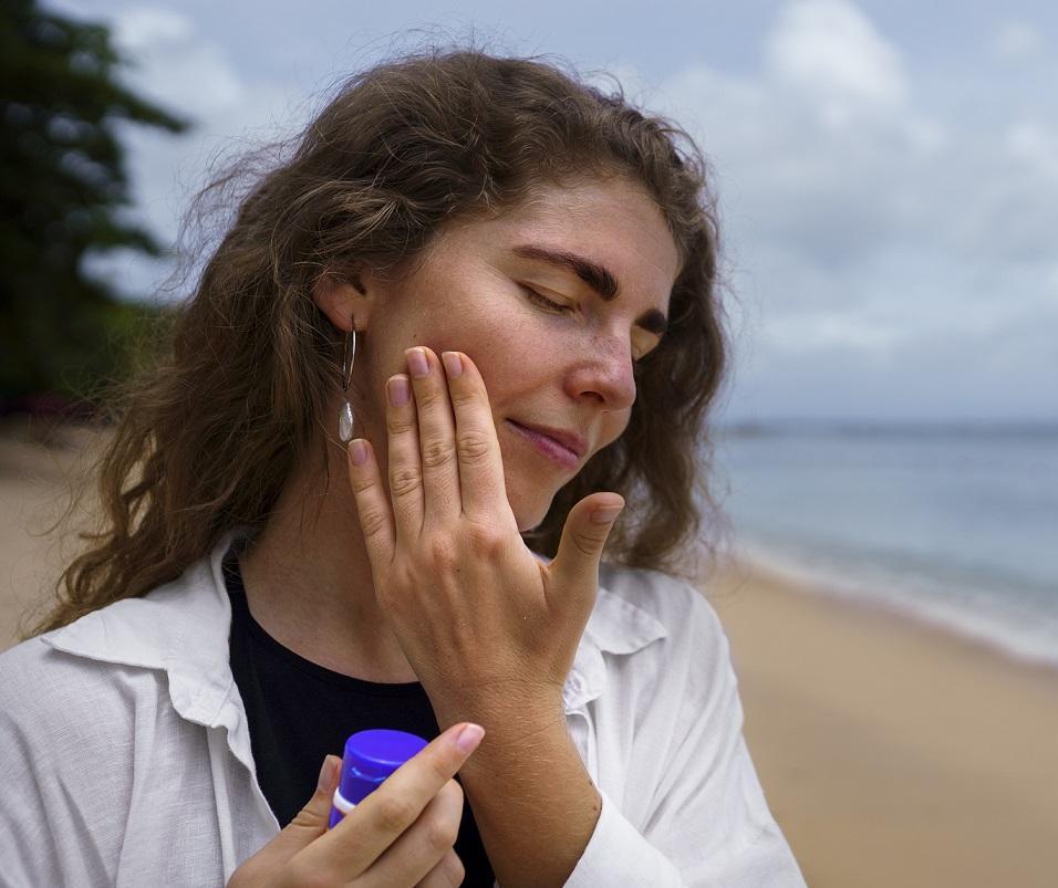 Rotinas de skincare das redes sociais podem ser perigosas, alerta especialista