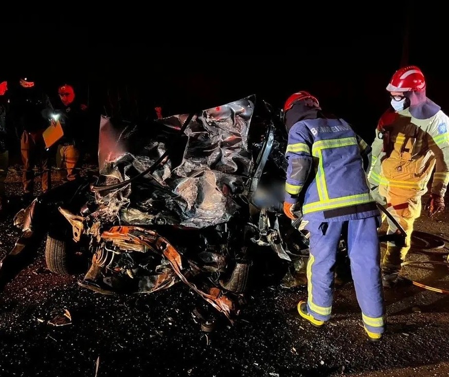 Dois motoristas, um deles de apenas 14 anos, morrem em acidente envolvendo três veículos