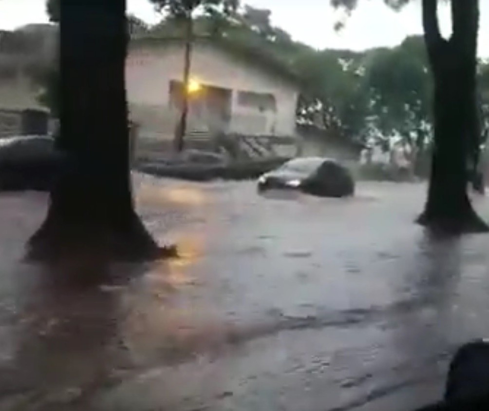 Chuva intensa provoca pontos de alagamento na cidade