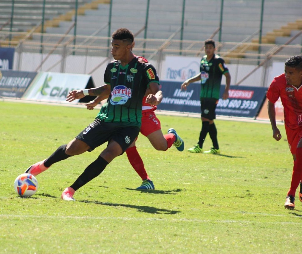 Contratado para ser goleador, atacante Alef Manga marca três na estria do Maringá FC
