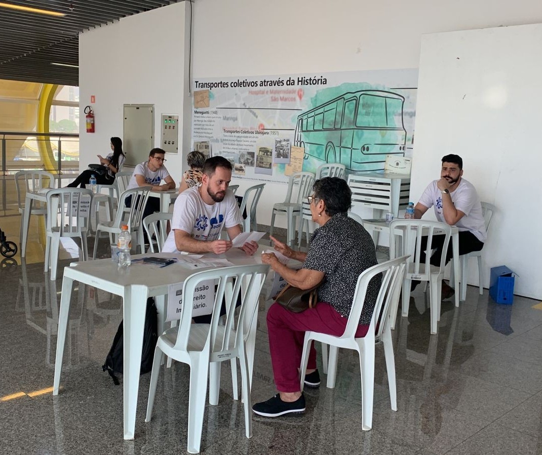 População tem orientação jurídica gratuita no Terminal Urbano de Maringá