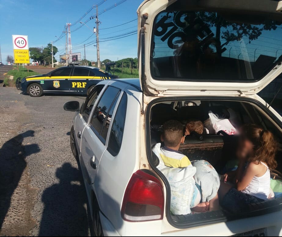 Família viajava com sete pessoas no carro e crianças no porta-malas