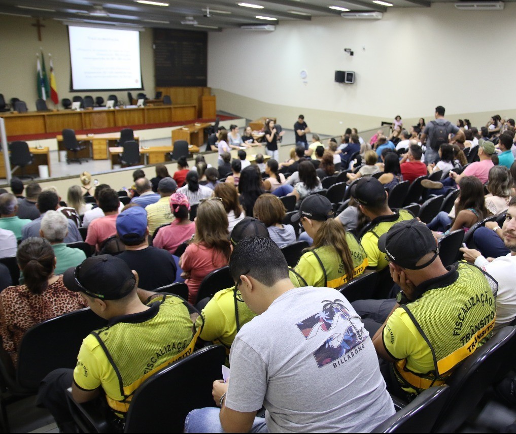 Servidores aceitam parcialmente proposta da prefeitura de Maringá