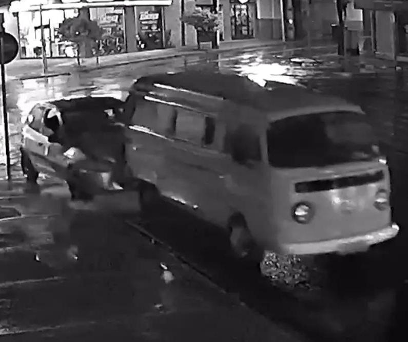 Motorista bate em Kombi estacionada e foge em Sarandi; vídeo