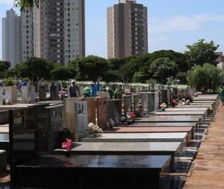 Passeio noturno no cemitério é realizado em Maringá