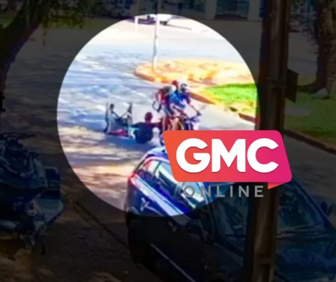 Cadeirante é flagrado pegando “carona” em moto e cai no meio da avenida em Maringá