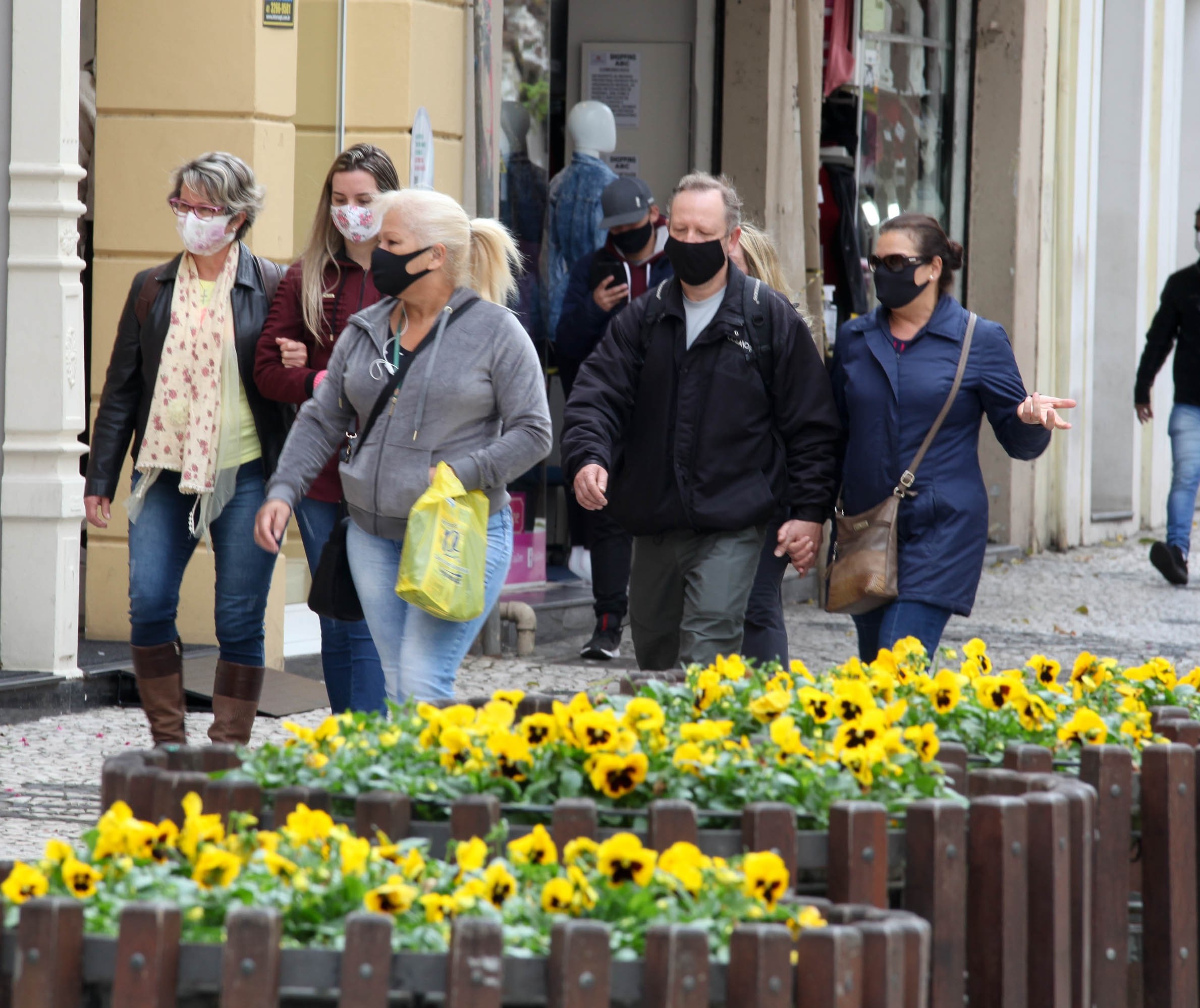 Liberação de uso de máscaras em locais fechados deve ocorrer em 10 dias, diz governador