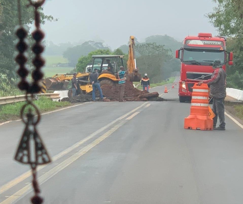 Operários trabalham no reparo da ponte sobre o Rio Pirapó na PR-218