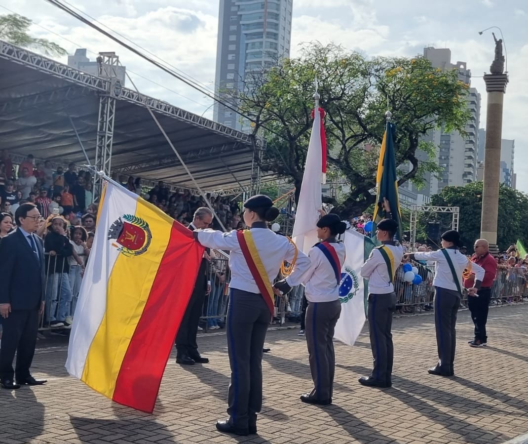 Desfile cívico militar marca aniversário da cidade