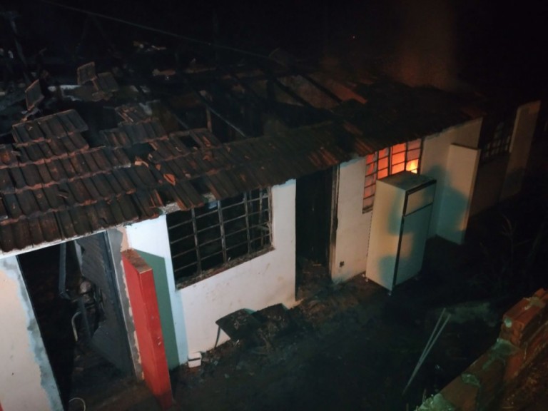Corpo de Bombeiros controla incêndio que atingiu três casas
