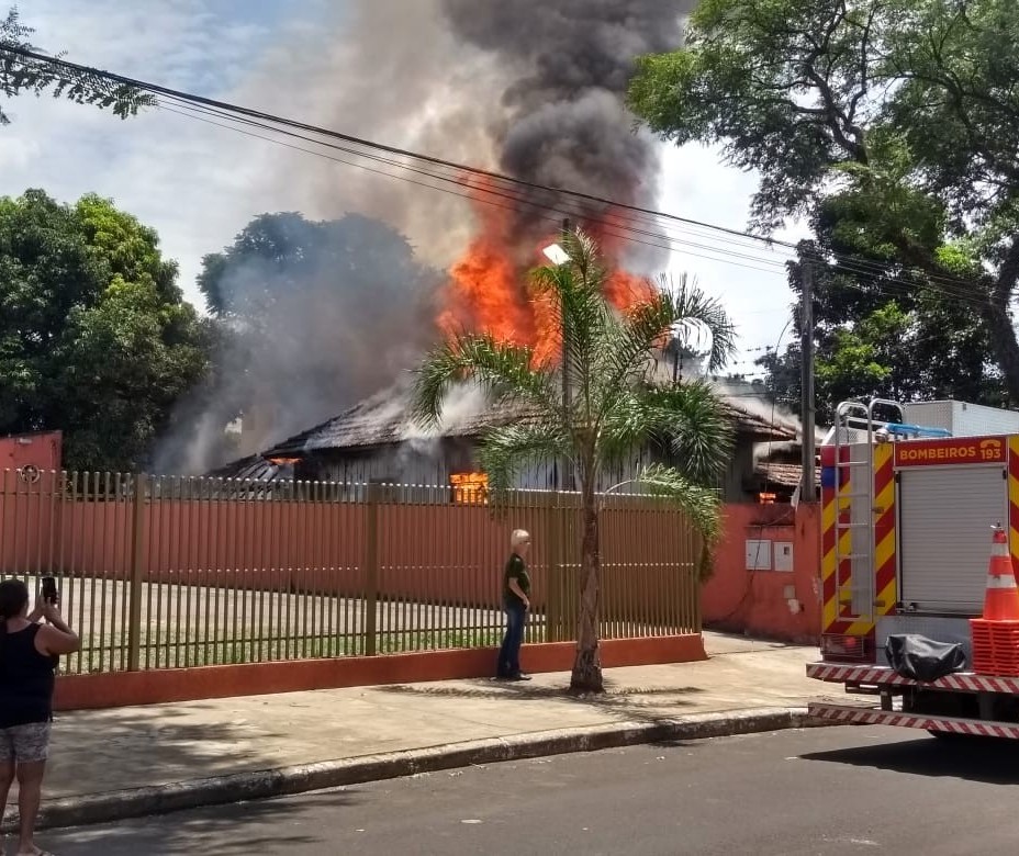 Bombeiros combatem incêndio em residência na Vila Santo Antônio 