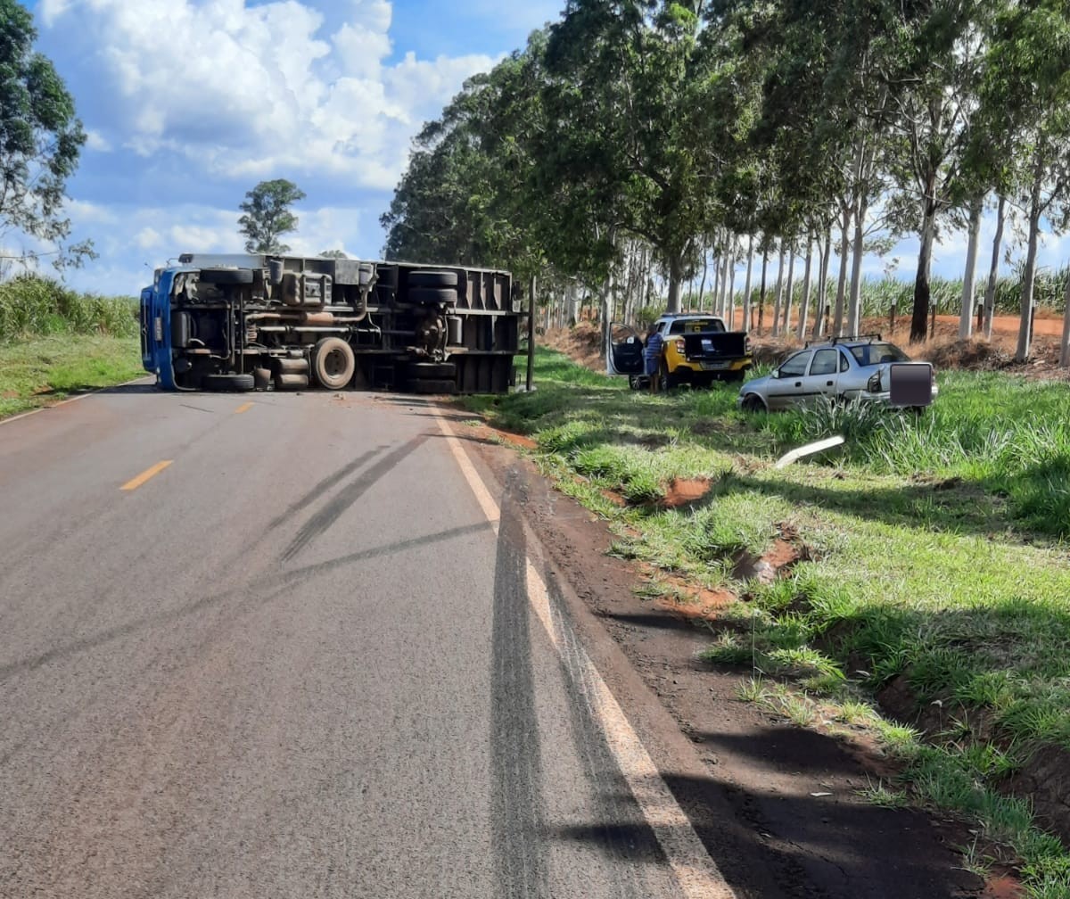Caminhão baú tomba na PR-180 em Guairaçá e rodovia fica interditada
