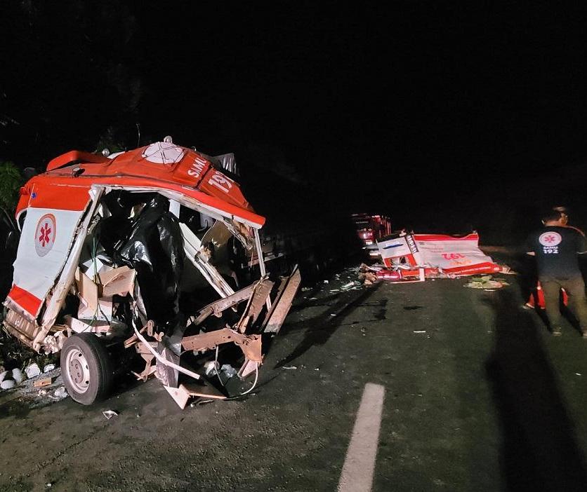 BR-476: acidente entre caminhão e ambulância do Samu deixa 4 mortos e 2 feridos