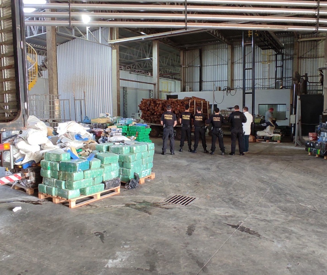 Polícia Federal em Guaíra incinera 12 toneladas de drogas