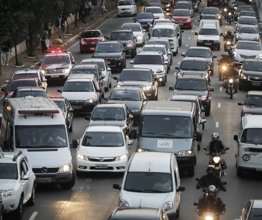 30% dos brasileiros donos de carro abririam mão do veículo por outro meio de transporte