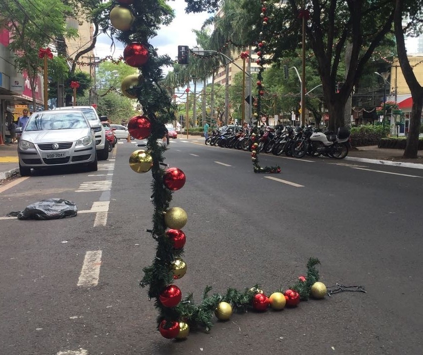 Prefeitura não tem como cobrar motorista que arrebentou festões de Natal