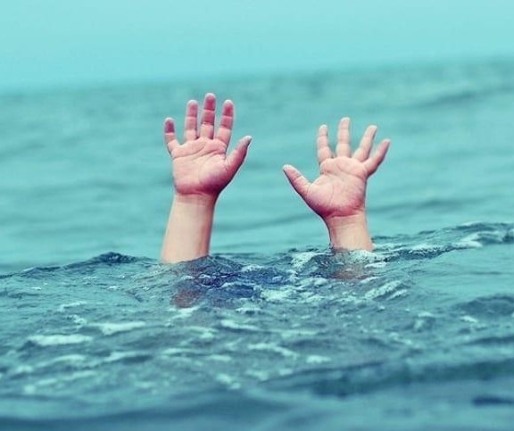 Menino de 4 anos é salvo pela irmã, de 7, após cair na piscina de casa
