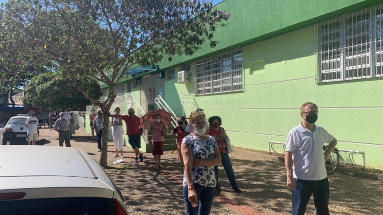 Muita fila na retomada da vacinação contra a Covid-19 com a 1ª dose em Maringá