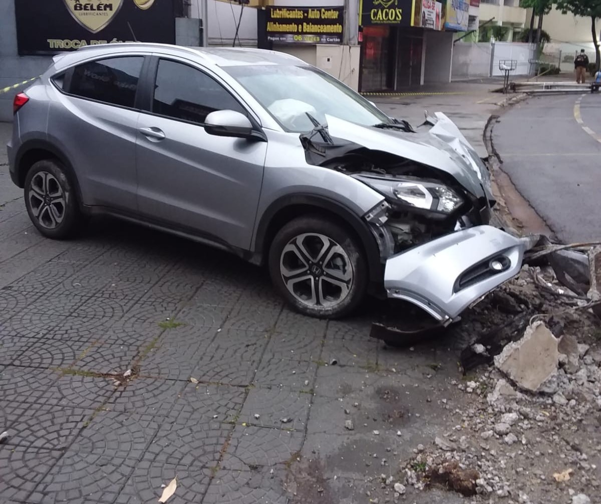 Vídeo: carro bate em poste na rotatória da Praça Manoel Ribas