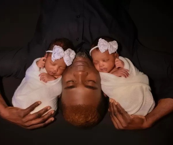 Haitiano que perdeu a esposa no parto das filhas gêmeas tenta trazer a família para o Brasil