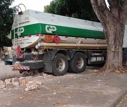 Motorista sofre infarto e caminhão atinge muro de casa em Maringá