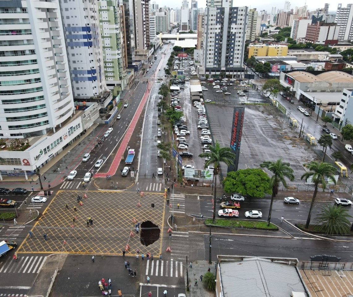 Sanepar diz que não há previsão de conclusão de reparo na Avenida Paraná