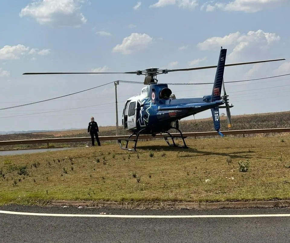 Motorista é socorrido de helicóptero após capotar carro BR-376