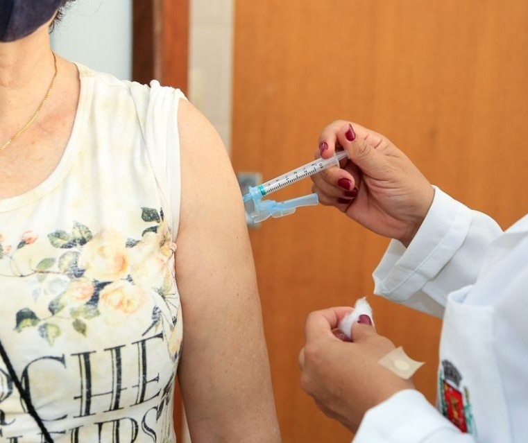 Maringá vai aplicar a 4ª dose da vacina contra a Covid-19 em pessoas imunocomprometidas