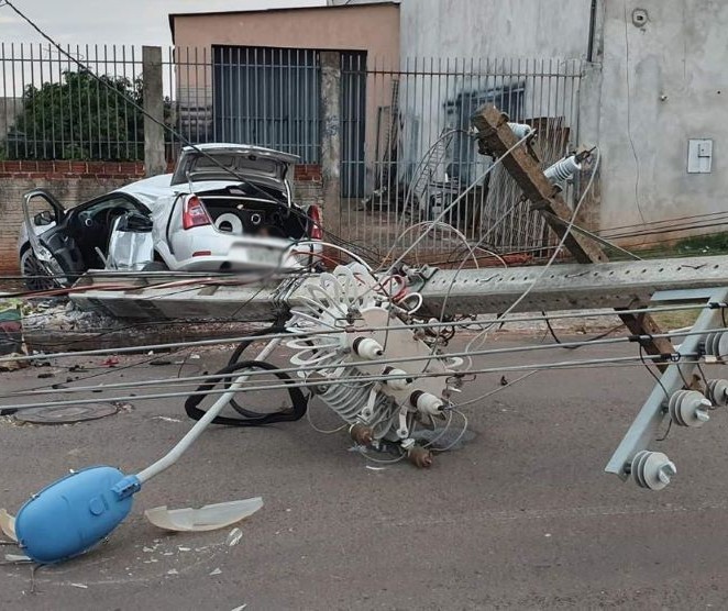 Carro derruba sete postes de energia elétrica em Maringá 