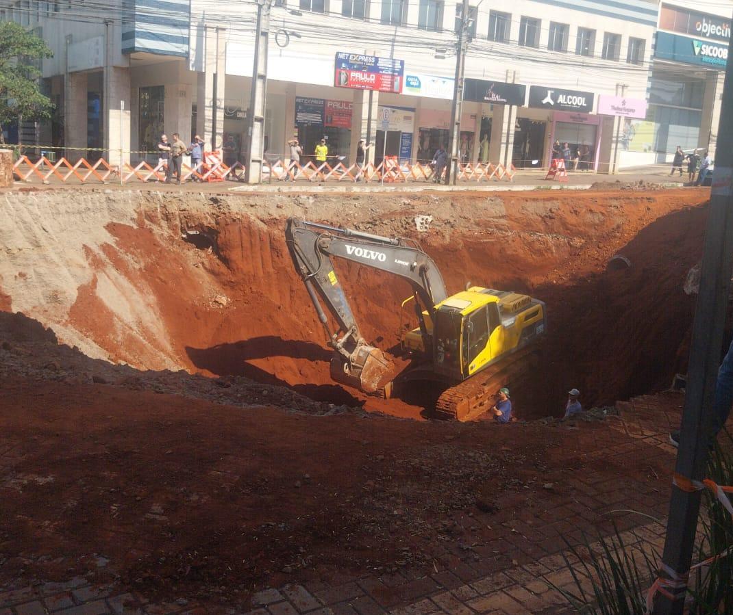 Obras de reparo seguem nesta quinta-feira (16) e nova estrutura é instalada