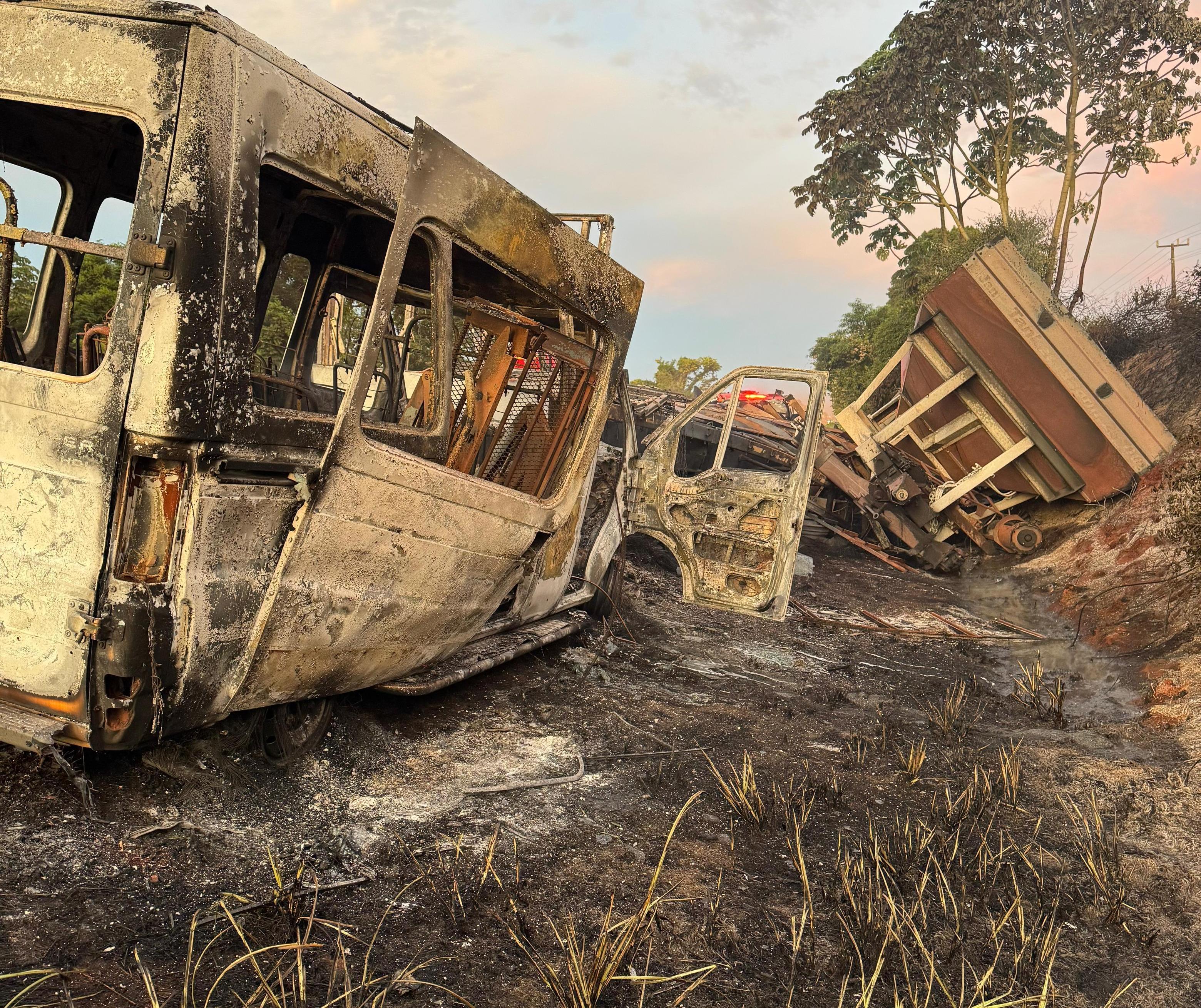 Acidente entre carreta, caminhão e van deixa dois mortos e nove feridos na BR-369