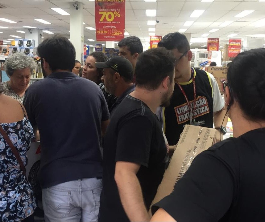 Consumidores passam a noite na fila para aproveitar ofertas