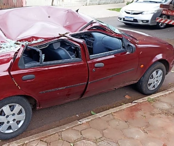Carro atingido por árvore é furtado e usado para arrombar loja em Maringá; vídeos