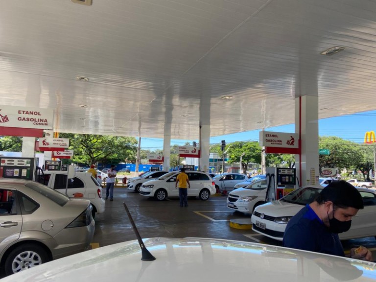 Motoristas por aplicativos protestam contra o aumento do preço do combustível em Maringá