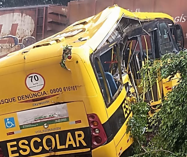 Pai de vítima de acidente entre ônibus e trem ganha indenização e pensão