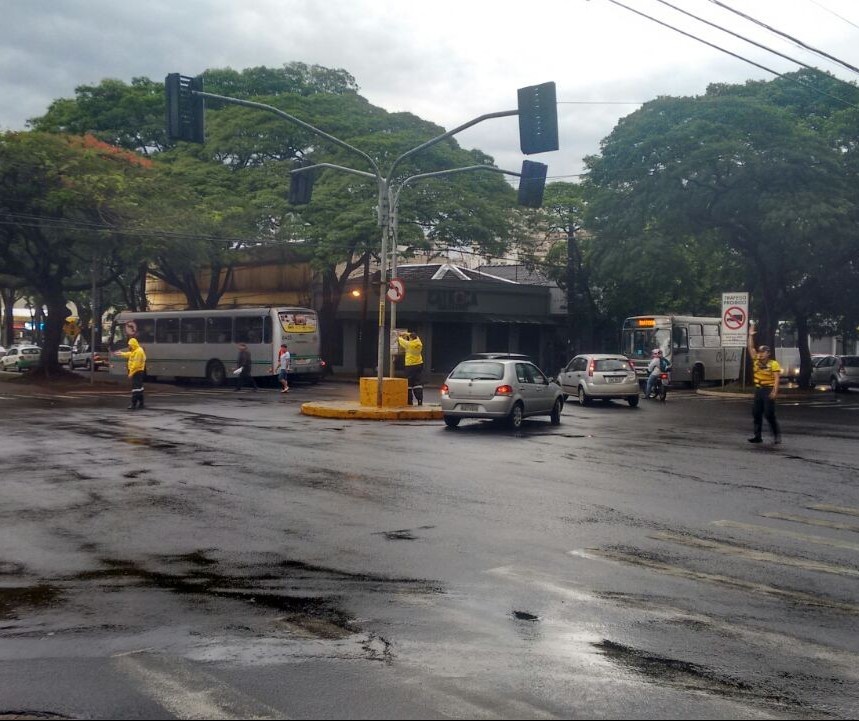Falta de energia deixa oito cruzamentos sem semáforos em Maringá