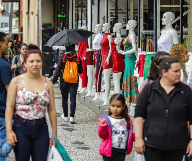 Comércio de Maringá e região estará aberto neste domingo; confira os horários