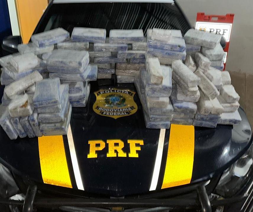 PRF apreende carga de cocaína em fundo falso de caminhonete