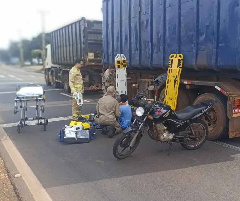 Motociclista e passageiro caem debaixo de rodado de caminhão e se salvam por pouco em Maringá 